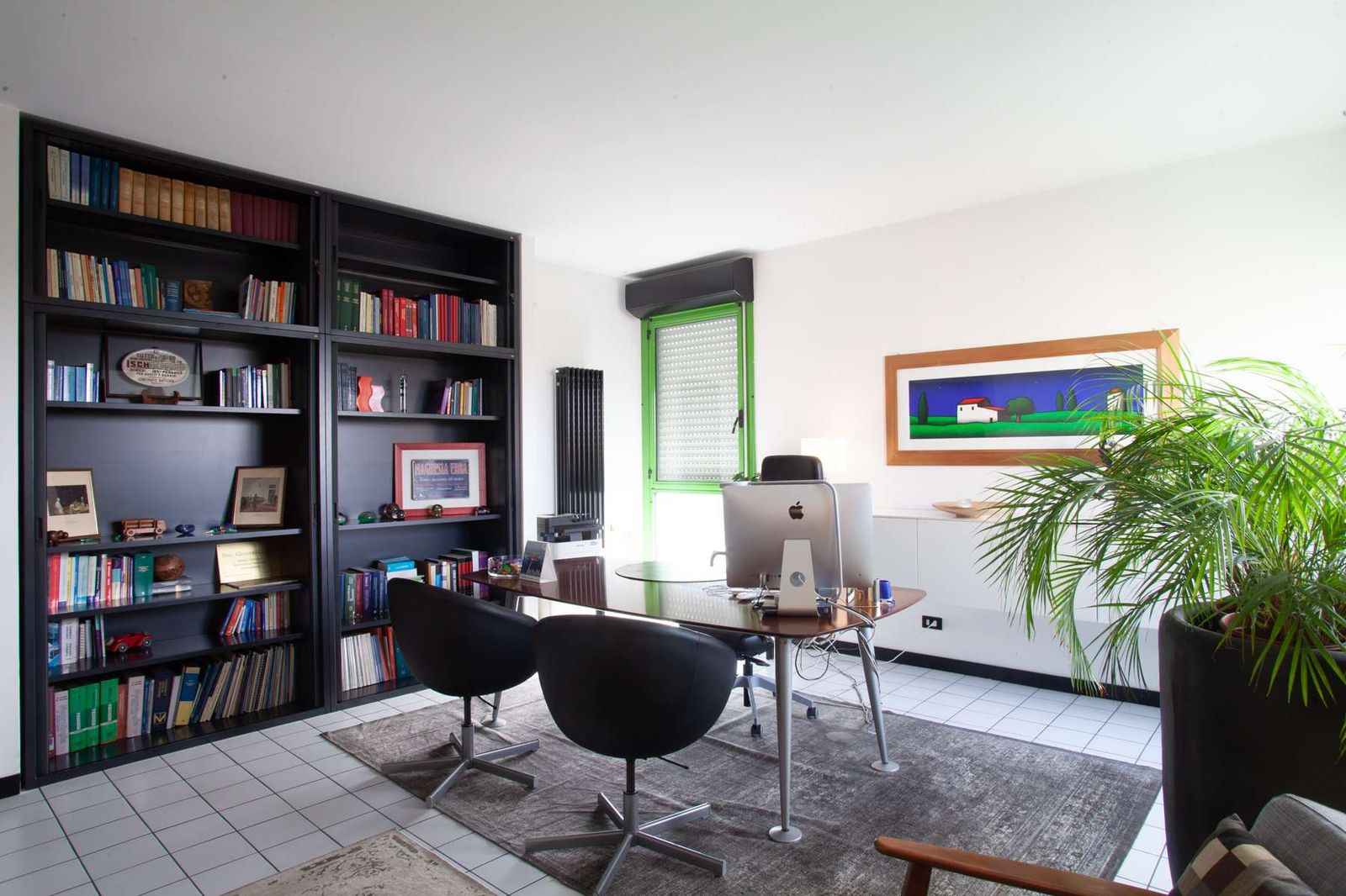 Studio con libreria della sede di Padova
